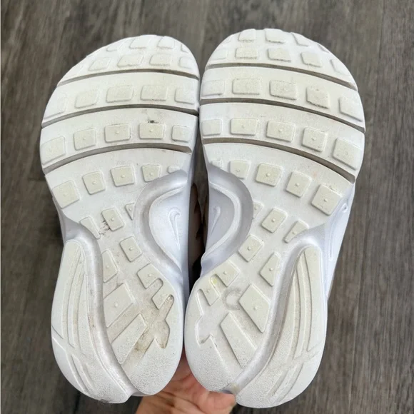 Toddler Nike Sneaker with Elastic Laces 10 - Picture 4 of 6